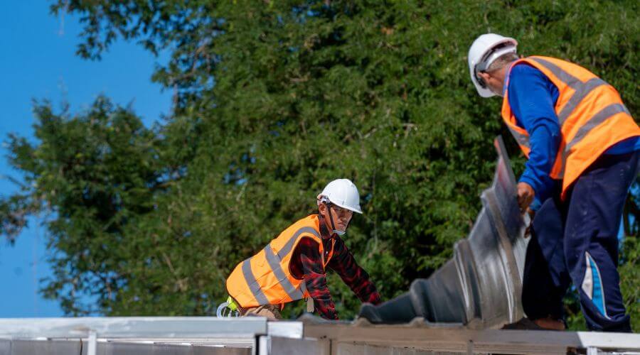 Professional gutter cleaning in Hennepin, IL